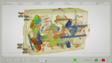 Havaalanı Terminalindeki Modern Güvenlik Sistemi: Yolcu Bavulunun X-Ray Taraması Taşıyıcıda Yatıyor. Bilgisayar Yazılım Arayüzü 'nün 3B Grafikleri ya da Ayrılışlarda Bavulları Taramak için Analiz Programı.