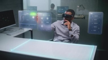 Afrikalı Amerikalı Mühendis Sanal Gerçeklik Kulaklığını İşlemcinin veya Bilgisayar Makinesinin Geliştirilmiş 3D Holografik Modelini Kullanıyor. Yapay Zeka Geliştirme için Dijital Arayüz VFX.