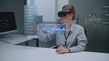 Kadın Mühendis Artırılmış Gerçeklik Kulaklığını kullanarak Uçaktaki Temiz Yeşil Enerji Motorunun Holografik Modelini Geliştirdi. Sanal Yazılım Kullanıcı Arayüzü 'nün Yapay Zeka tabanlı VFX Grafikleri.