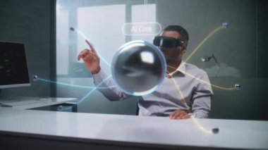 Afro-Amerikalı Uzman Sanal Gerçeklik Kulaklığı kullanarak 3 boyutlu geliştirilmiş Holografik Yapay Zeka Modelini kullanıyor. Geleceğin Veri Analizi, Yapay Zeka Entegrasyonu ve Bilgisayar Teknolojisi.