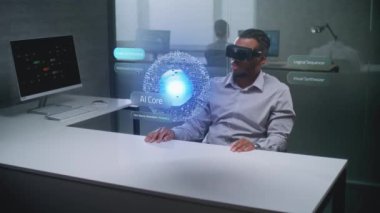 Afro-Amerikan Uzman Yapay Zeka Çekirdeğinin 3 boyutlu geliştirilmiş holografik modelini analiz etmek için Sanal Gerçeklik Kulaklığı kullanıyor. Geleceğin Veri Analizi, Yapay Zeka Entegrasyonu ve Bilgisayar Teknolojisi.