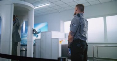 Havaalanı Terminali: Olgun Adam, Metal Detektör Kapılarından Güvenlik Kontrol Noktasında Geçiyor. Güvenlik görevlisi yolcuları kontrol ediyor. Biniş için gerekli belgeler. Çeşitli Gezginler Seyahate Çıkıyor.