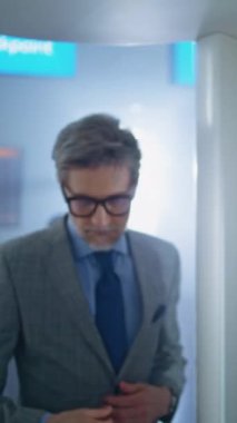 Uluslararası Havalimanı Terminali: Metal Detektörü ile Gezen İşadamı, Tarayıcı sırasında durmakta olan Uçağa biniş için Güvenlik Kontrol Noktasında. Tatil gezilerine çıkan gezginler kuyruğu. Dikey Çekim.