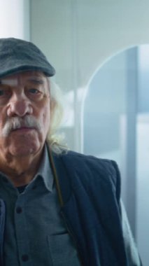 Havaalanı Terminali: Yaşlı adam, Metal dedektör tarayıcısından geçiyor. Afrikalı Amerikalı Güvenlik Subayı Yolcuları Kontrol Ediyor. Yakın çekim. Dikey Çekim.