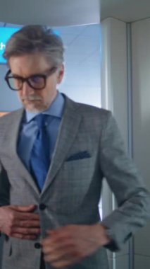 Uluslararası Havalimanı Terminal Teftişi: İş adamı, Metal Detektör Tarayıcıdan Geçerek Geçiyor Güvenlik Kontrol Noktasında, Uçağa Biniş Uçuşu için. Turistlerin Tatile Çıkma Kuyruğu. Dikey Çekim.