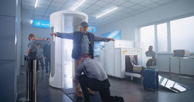 Havaalanı Terminali: Yaşlı adam metal dedektör kapısından geçiyor, bavulunu taşıyıcı banttan alıyor. Güvenlik görevlisi, Yolcu ve Belgeleri Uçak Uçuşu için Kontrol Ediyor. Çeşitli Turistler Seyahate Çıkıyor.