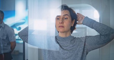 Havaalanı Terminali: Yetişkin Kadın, Metal Detektör Tarayıcısından Geçerek Biniş Uçağı için Güvenlik Kontrol Noktasında Yürüyor. Güvenlik Subayı, Tablet Bilgisayar 'daki Yolcuları Denetliyor. Doli Vuruşu