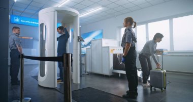 Havaalanı güvenlik kontrolü: Metal dedektör tarayıcısından geçen çeşitli yolcular, taşıyıcı banttan bavulları alıyor. Güvenlik görevlileri insanları tarıyor. Gezginler Grubu Seyahate Çıkıyor.