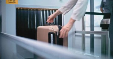 Havaalanı Terminalindeki Güvenlik Kontrol Noktası: Yolcu Yerleri Bavulları Uçağa binmek için bavul taraması yapıyor. Röntgen Tarama Teknolojisi. Turist Tatile Gidiyor. Kapat.