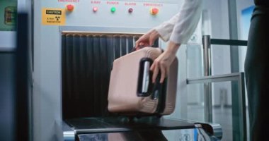 Havaalanı Terminalindeki Güvenlik Kontrol Noktası: Yolcu Yerleri Bavulları Uçağa binmek için bavul taraması yapıyor. Gelişmiş X-ray Tarama Teknolojisi. Turist Tatile Çıkıyor.