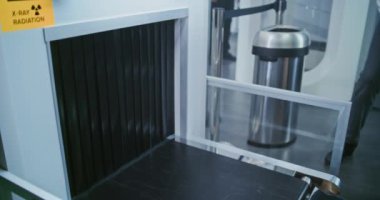 Havaalanı Terminali 'ndeki Güvenlik Kontrol Noktası: Yolcu Yerleri Bavulları, Uçağa biniş için bagaj taraması için konveyör bandında. Gelişmiş X-ray Tarama Teknolojisi. Gezgin Tatile Çıkıyor.