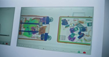 Havaalanı Terminalindeki Güvenlik Kontrol Noktası: PC Ekranları Modern Bilgisayar Yazılım Arayüzü Gösteriyor veya Bagaj Tarama Programı Analiz Ediliyor. Uçağa binmek için gelişmiş X-ray Bavul Taraması.