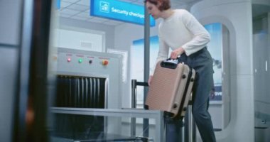 Havaalanı Güvenlik Kontrol Noktası: Yolcu Yerleri Bavulu X-ray Taşıyıcı Kayışlı Bagaj Taraması, Metal Algılayıcı Tarayıcı Tarayıcısından Uçuş için Geçer. Gezgin Tatile Çıkıyor.