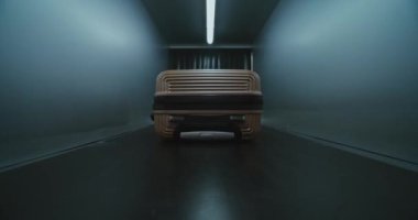 Modern Havalimanı Terminali 'ndeki Güvenlik Kontrol Noktası: Gelişmiş Metal Detektörü X-ray Tarayıcısının içinde Bavul Taşıma Kayışının Kapanışı. Uçağa binmek için bavul tarama prosedürü.