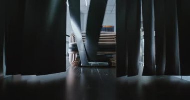 Havaalanı Güvenlik Kontrol Noktası: Erkek Gezgin, Yolcu Yerleri Uçağa biniş için tarama prosedürü konveyör bandındaki bavullar. Bavulun Kapanışı Gelişmiş X-ray Tarayıcısının İçinde Gidiyor.