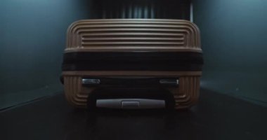 Havaalanı Güvenlik Kontrol Noktası: X-ray tarayıcısının içindeki bavul taşıma bandını kapatın. Yolcu, Uçağa biniş gösteriminden sonra bagajını alır. Gezgin Tatile Çıkıyor.