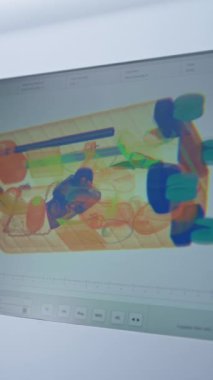 Havaalanında Gelişmiş Güvenlik Sistemi: Modern Yazılım Arayüzü Gösteren Bilgisayar Ekranları ya da Tarayıcı Bavulları için Analiz Programı Şüpheli Ögeyi Tespit Ediyor. Röntgen taraması. Dikey Çekim.