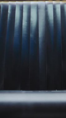 Havaalanındaki Güvenlik Kontrol Noktası: Yolcu Uçuş Uçağı için Bavulunu Bavuldan Aldı. Gelişmiş X-ray taraması. Turist Tatil Gezisine Gidiyor. Yakın çekim. Dikey Çekim.