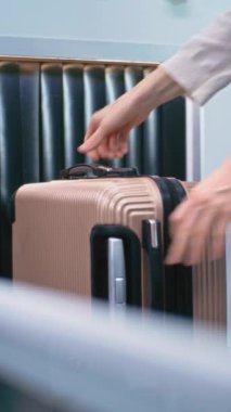 Havaalanı Terminalindeki Güvenlik Kontrol Noktası: Yolcu Yerleri Bavulları Uçağa binmek için bavul taraması yapıyor. Röntgen Tarama Teknolojisi. Turist Tatile Gidiyor. Kapat.