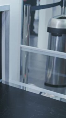 Havaalanındaki Güvenlik Kontrol Noktası: Yolcu Konveyör Kayışındaki Yolcu Yerleri Bavulları Uçuş için Bagaj Taraması. Gelişmiş X-ray Tarama Teknolojisi. Gezgin Tatile Çıkıyor. Dikey Çekim.