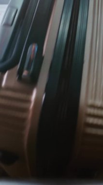 Havaalanı Güvenlik Kontrol Noktası: Uçağa biniş için bavul taşıma bandındaki yolcu yerleştirme valizini kapatın. Gelişmiş X-ray Tarama Teknolojisi. Gezgin Tatile Çıkıyor