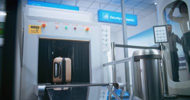 Havaalanı Güvenlik Kontrol Noktası: Yolcu Yerleri Bavulu X-ray Taşıyıcı Kayışlı Bagaj Taraması, Metal Algılayıcı Tarayıcı Tarayıcısından Uçuş için Geçer. Gezgin Tatile Çıkıyor.