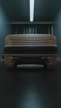 Modern Havalimanı 'ndaki Güvenlik Kontrol Noktası: Gelişmiş Metal Detektörü X-ray Tarayıcısının İçindeki Taşıyıcı Kayışı Kapatma Bavulu. Uçağa binmek için bavul tarama prosedürü. Dikey Çekim.