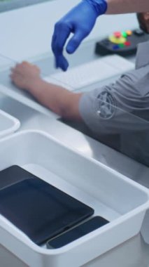 Uçuş sırasında havaalanı güvenliği kontrol noktası. Çeşitli Yolcular Plastik Tepsiler 'e Kişisel Ait Eşyaları İnceleme için Çantalar, Tablet Bilgisayar, Telefon, Belgeler. Havaalanı Personel Kontrol Prosedürü.