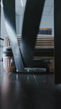 Havaalanı Güvenlik Kontrol Noktası: Erkek Gezgin, Yolcu Yerleri Uçuş Tarama İşlemi için Taşıyıcı Kayışlı Bant Bagajı. Bavulun Kapanışı Gelişmiş X-ray tarayıcısının içinde hareket ediyor. Dikey Çekim.