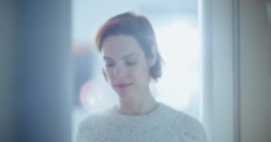 Havaalanı Terminali 'ndeki TSA Güvenlik Kontrol Noktası: Uçağa biniş için X-ray Metal Detektör Kapıları' ndan Geçen Kadının Kapısı. İnsan vücudu tarama prosedürleri. Gezgin Seyahate Çıkıyor.