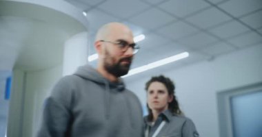 Havaalanı Terminali Güvenlik Kontrol Noktası: Afro-Amerikan Güvenlik Görevlisi X-ray taramasından sonra Metal dedektörü kullanarak Yolcu Bedenini Kontrol Etti. TSA tarama prosedürleri. Gezgin Tatile Çıkıyor.