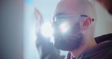 Havaalanı Terminali 'ndeki TSA Güvenlik Kontrol Noktası: X-ray Metal Detektör Tarayıcı Kapıları' ndan Geçerek Biniş Uçağı Uçağı için Yürüyen Adam 'ı Kapatın. İnsan Vücut Tarama Prosedürleri. Turist Tatile Çıkıyor