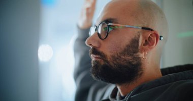 Havaalanı Terminali 'ndeki TSA Güvenlik Kontrol Noktası: X-ray Metal Detektör Tarayıcı Kapıları' ndan Geçerek Biniş Uçağı Uçağı için Yürüyen Adam 'ı Kapatın. İnsan Vücut Tarama Prosedürleri. Turist Tatile Çıkıyor