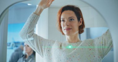 Havaalanı Terminali 'ndeki TSA Güvenlik Kontrol Noktası: 