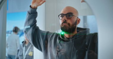 Havaalanı Terminali 'ndeki TSA Güvenlik Kontrol Noktası: Yetişkin Adam X-ray Metal Detektör Tarayıcı Kapıları' ndan geçiyor. İnsan vücudu tarama prosedürleri. Gezgin Tatile Çıkıyor.