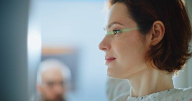 Havaalanı Terminali 'ndeki TSA Güvenlik Kontrol Noktası: Uçak Uçuşu için X-ray Metal Detektör Kapıları' ndan Yürüyen Yolcuları Kapatın. İnsan Vücut Tarama Prosedürleri. Turistler Tatile Gidiyor