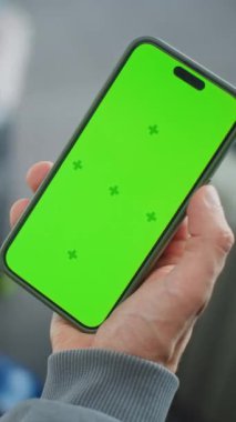 Havaalanı Terminali: Çantalı Adamın Kapanışı, Cep Telefonu Yeşil Krom Anahtar Ekranlı. İş Dünyası Reklamcılığı ve Sosyal Medya İçeriği için Yer Tutucu ile şablon. Dikey Çekim.