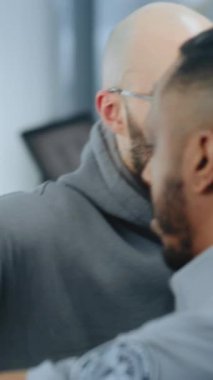 Havaalanı Terminali 'ndeki Güvenlik Kontrol Noktası: Afro-Amerikan Güvenlik Subayı, Uçuş için Şüpheli Eşyalar Birimi' ni Denetliyor. TSA tarama prosedürleri. Seyahate çıkan bir turist. Dikey Çekim.