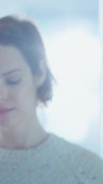 Havaalanındaki TSA Güvenlik Kontrol Noktası: X-ray Metal dedektörü Tarayıcı Kapıları 'ndan geçen kadını kapatın. İnsan vücudu tarama prosedürleri. Gezgin Seyahate Çıkıyor. Dikey Çekim.