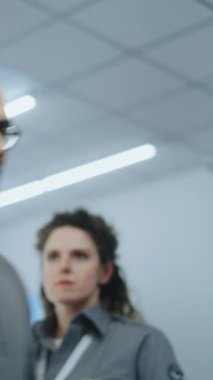 Havaalanındaki güvenlik kontrol noktası: Afro-Amerikan Güvenlik Görevlisi X-ray taramasından sonra Metal dedektörü kullanarak Yolcu Bedenini Kontrol Etti. TSA tarama prosedürleri. Gezgin Seyahate Çıkıyor. Dikey Çekim.