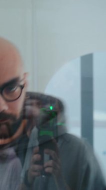 Havaalanındaki TSA Güvenlik Kontrol Noktası: Yetişkin Adam X-ray Metal Detektör Tarayıcı Kapıları 'ndan geçiyor. İnsan vücudu tarama prosedürleri. Gezgin Tatile Çıkıyor. Dikey Çekim.