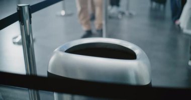 Havaalanı Güvenlik Kontrol Noktası: Tanımlanamayan Adam, TSA Uçağa biniş prosedürleri sırasında boş su şişesini çöp kutusuna attı. Seyahate çıkan turist kuyruğu.