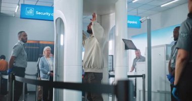 Havaalanı terminalinde güvenlik kontrolü: 