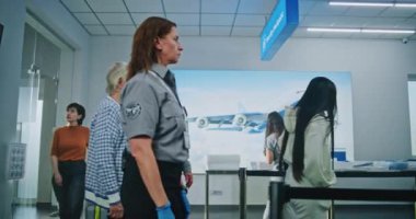 Havaalanında Güvenlik Denetimi: Çeşitli Etnik Etkinlikler, Cinsiyet Ayıklama Metal Detektörü Gates, Havaalanı Personel Kontrolü Yolcuları. TSA Tarama Prosedürlerini Bekleyen Gezginler Kuyruğu. Doli Vuruşu.