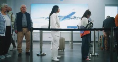 Havaalanı Terminali 'ndeki güvenlik kontrol noktası Metal Detektör Kapısı' ndan geçen çeşitli insanlar, Yolcuları kontrol eden güvenlik görevlileri. TSA tarama prosedürlerini bekleyen turistler. Dolly Shot Full Shot