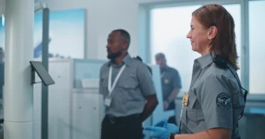 Havaalanı Terminali 'ndeki Güvenlik Kontrol Noktası Kadın Güvenlik Görevlisi, Küçük Bebek' le Uçağa binmek için Şüpheli Eşyalar Arıyor. TSA tarama prosedürleri. Turist Tatile Çıkıyor.