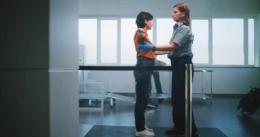 Havaalanında Güvenlik Denetimi: Çeşitli Etnik Etkinlikler, Cinsiyet Ayıklama Metal Detektörü Gates, Havaalanı Personel Kontrolü Yolcuları. TSA tarama prosedürlerini bekleyen gezginler. Dolly Shot Full Shot.