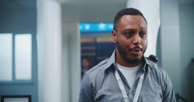 Havaalanı Güvenlik Kontrol Noktası: Pozitif Afro-Amerikan Güvenlik Görevlisi, çeşitli kişilere ve yolculara, uçağa biniş için TSA tarama prosedürleri hakkında bilgi verdi. Gezginlerin Kuyruğu Gezintiye Çıkıyor