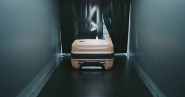 Havaalanı Terminalindeki Güvenlik Kontrol Noktası: Gelişmiş Metal Detektörü X-ray Tarayıcısının içinde konveyör bandında hareket eden yolcuların bavulları. Uçağa binmek için bagaj taraması ve izleme prosedürü.