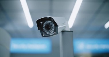Gelişmiş Havalimanı Güvenlik Sistemi: Kurulmuş CCTV Kamerasını Kapat. Modern Havalimanı Terminalindeki Profesyonel Güvenlik Sistemi. Seyahat Güvenliği İzleme, İzleme ve Tarama Teknolojisi.